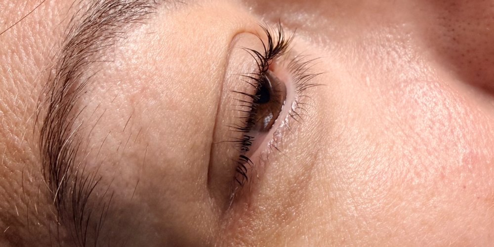 Lashes before a lash lift by The Nail Editor